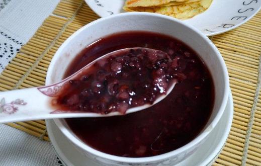 黑米粥有哪些功效與作用?黑米粥養(yǎng)胃嗎?怎么做養(yǎng)腎