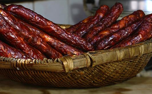 香腸蒸好后為什么有的腸衣發(fā)白 香腸蒸熟了凍好還是生著凍好