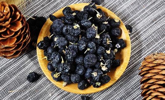 黑枸杞泡水喝大便會變黑嗎 女人吃黑枸杞好還是紅枸杞子好